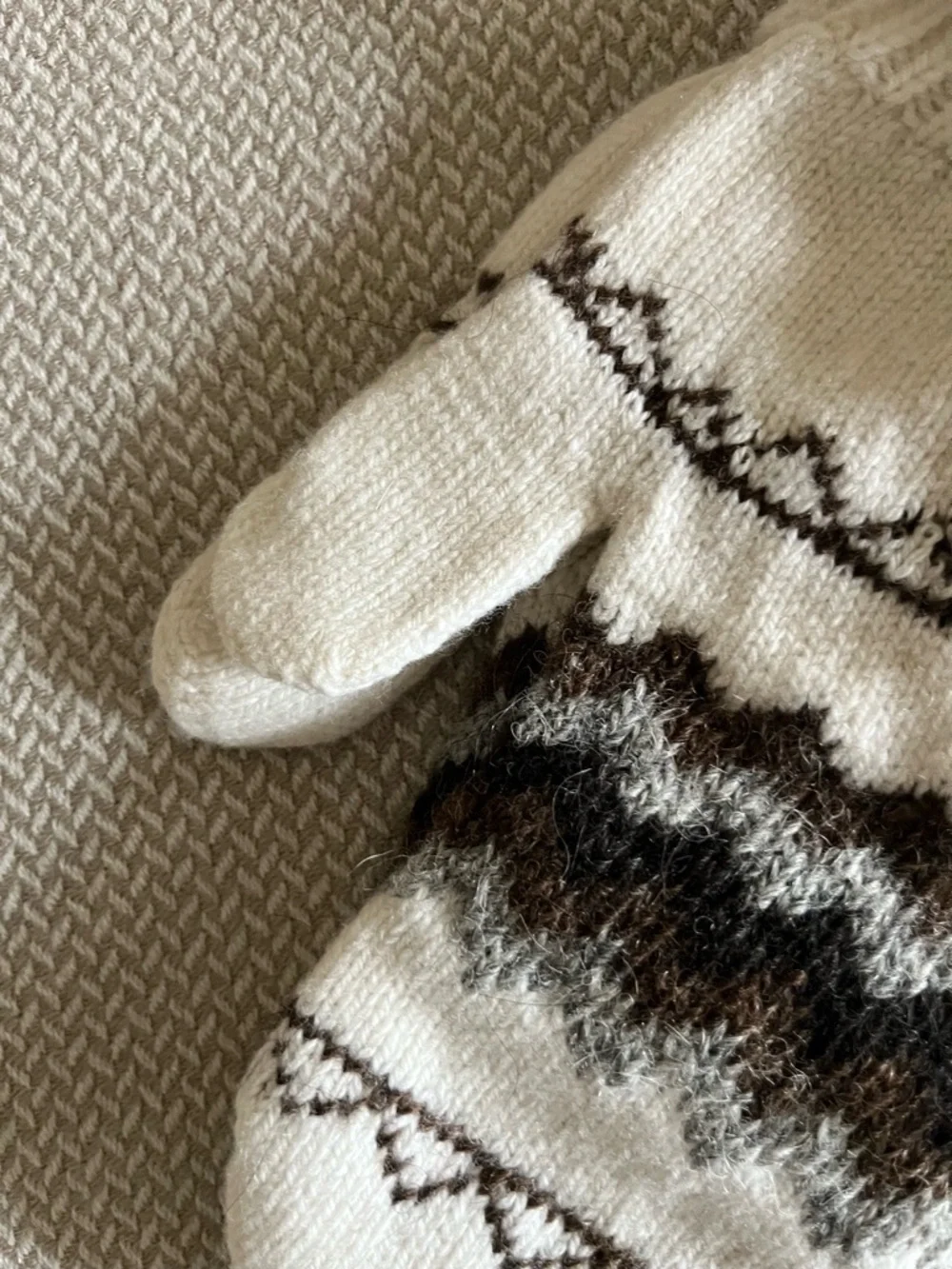 NWT Varma Ivory Print Mittens Icelandic Wool - Picture 6 of 7